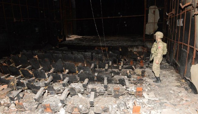 Teröristler evleri ateşe veriyor 1