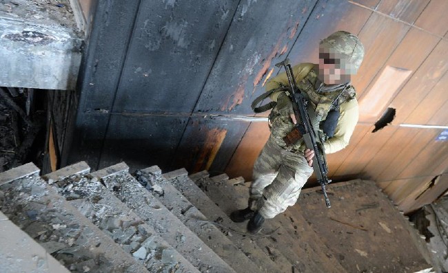 Teröristler evleri ateşe veriyor 4