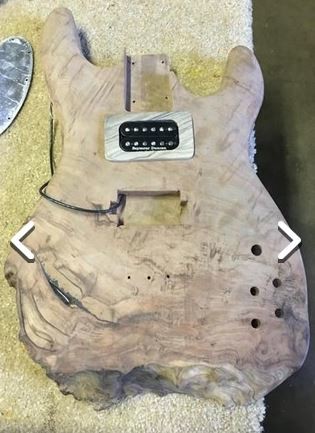 Tahta parçasından gitar yaptı 9