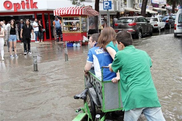 İzmir'de sağanak yağış etkili oldu 1