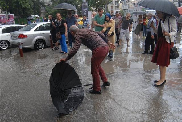 İzmir'de sağanak yağış etkili oldu 10