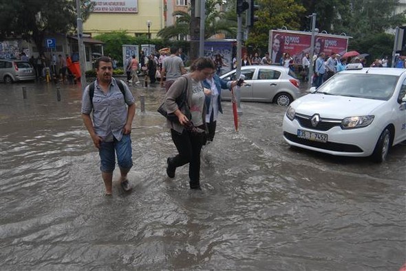 İzmir'de sağanak yağış etkili oldu 11