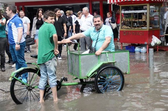 İzmir'de sağanak yağış etkili oldu 12