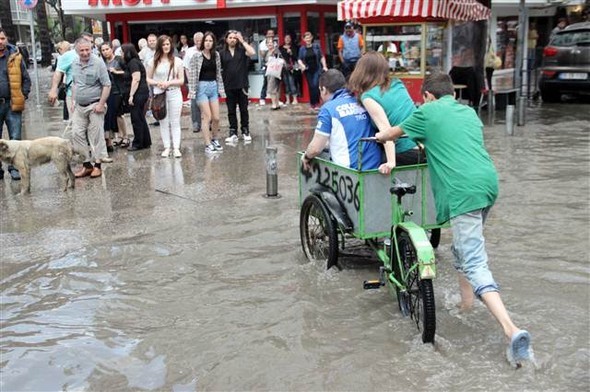 İzmir'de sağanak yağış etkili oldu 13