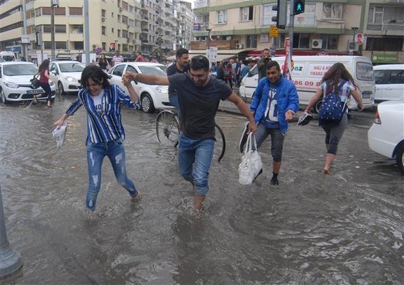 İzmir'de sağanak yağış etkili oldu 14