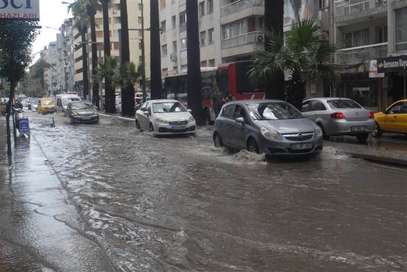 İzmir'de sağanak yağış etkili oldu 15