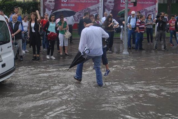 İzmir'de sağanak yağış etkili oldu 2