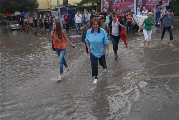 İzmir'de sağanak yağış etkili oldu 3