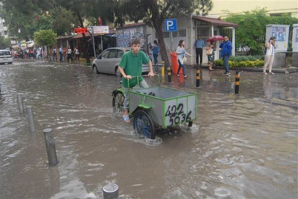 İzmir'de sağanak yağış etkili oldu 4