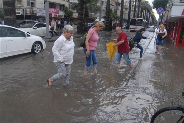 İzmir'de sağanak yağış etkili oldu 5