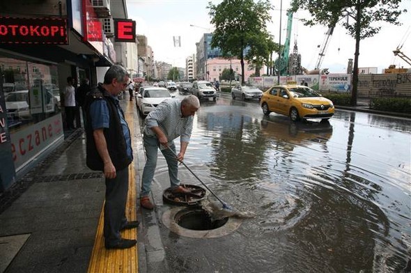 İzmir'de sağanak yağış etkili oldu 9