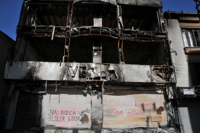 Yüksekova'da yasaklar kalktı, harabe şehir ortaya çıktı 10