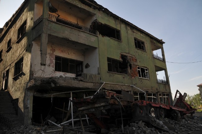 Yüksekova'da yasaklar kalktı, harabe şehir ortaya çıktı 11