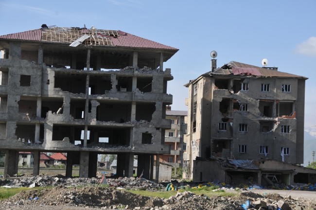 Yüksekova'da yasaklar kalktı, harabe şehir ortaya çıktı 13