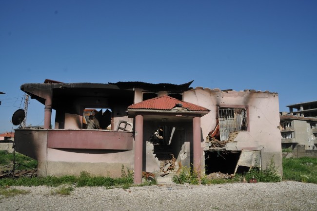 Yüksekova'da yasaklar kalktı, harabe şehir ortaya çıktı 15