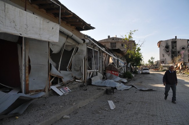 Yüksekova'da yasaklar kalktı, harabe şehir ortaya çıktı 17