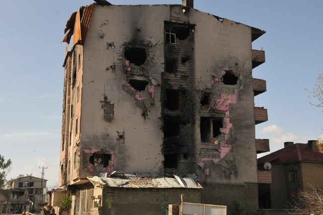 Yüksekova'da yasaklar kalktı, harabe şehir ortaya çıktı 18