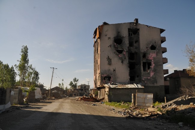 Yüksekova'da yasaklar kalktı, harabe şehir ortaya çıktı 19