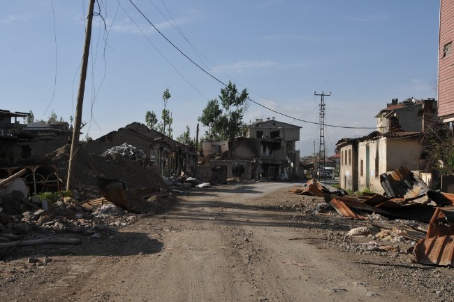 Yüksekova'da yasaklar kalktı, harabe şehir ortaya çıktı 20