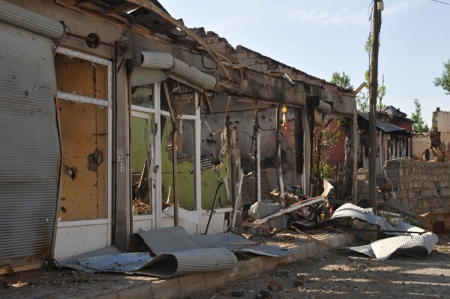 Yüksekova'da yasaklar kalktı, harabe şehir ortaya çıktı 21