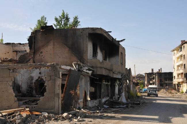 Yüksekova'da yasaklar kalktı, harabe şehir ortaya çıktı 22