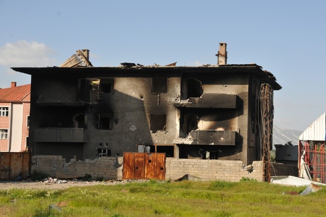 Yüksekova'da yasaklar kalktı, harabe şehir ortaya çıktı 24