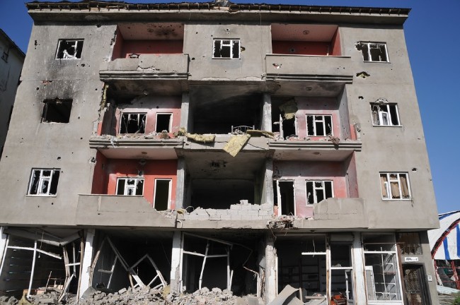 Yüksekova'da yasaklar kalktı, harabe şehir ortaya çıktı 26