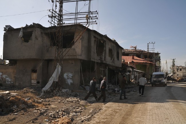 Yüksekova'da yasaklar kalktı, harabe şehir ortaya çıktı 27