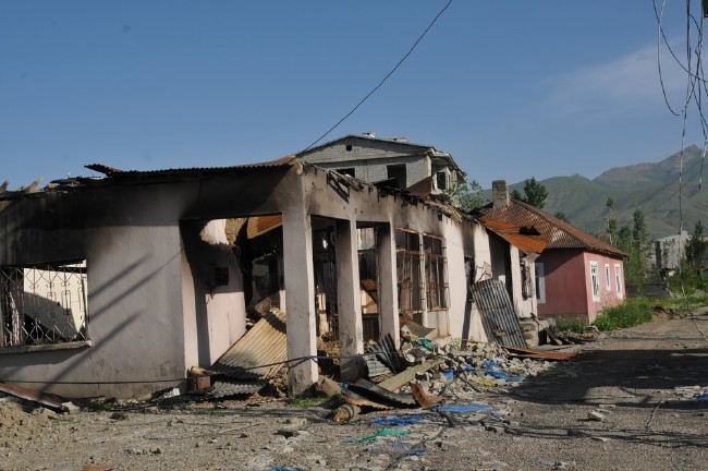 Yüksekova'da yasaklar kalktı, harabe şehir ortaya çıktı 28
