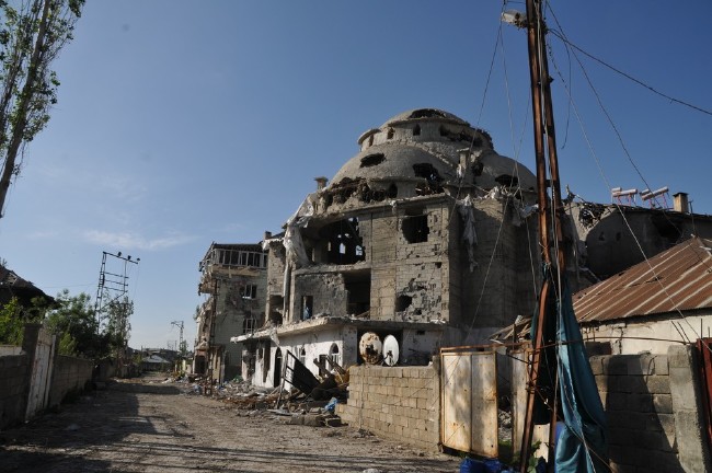 Yüksekova'da yasaklar kalktı, harabe şehir ortaya çıktı 29