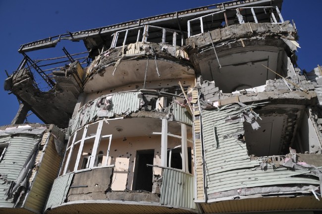 Yüksekova'da yasaklar kalktı, harabe şehir ortaya çıktı 30