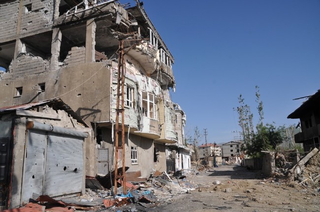 Yüksekova'da yasaklar kalktı, harabe şehir ortaya çıktı 31