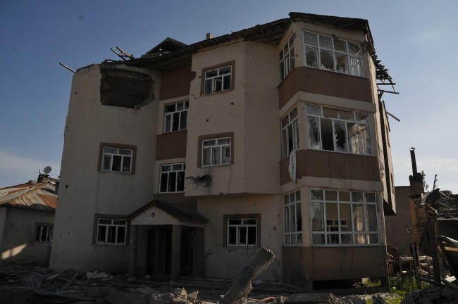 Yüksekova'da yasaklar kalktı, harabe şehir ortaya çıktı 32