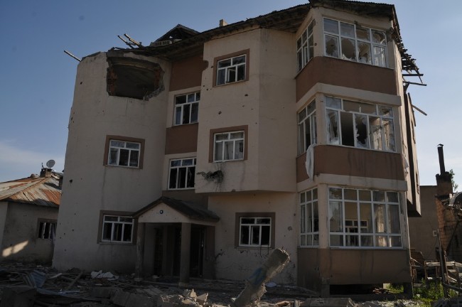 Yüksekova'da yasaklar kalktı, harabe şehir ortaya çıktı 33