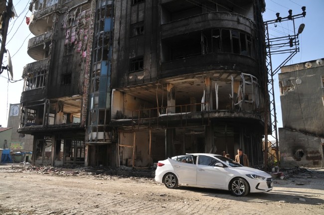 Yüksekova'da yasaklar kalktı, harabe şehir ortaya çıktı 9