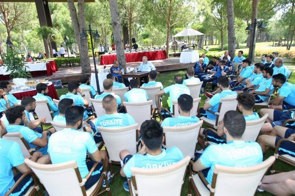 Ünlü tarihçi İlber Ortaylı, A Milli Takım'ın kampını ziyaret etti 3