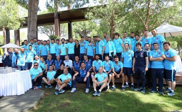 Ünlü tarihçi İlber Ortaylı, A Milli Takım'ın kampını ziyaret etti 5