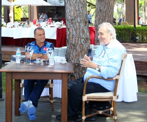 Ünlü tarihçi İlber Ortaylı, A Milli Takım'ın kampını ziyaret etti 1