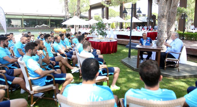 Ünlü tarihçi İlber Ortaylı, A Milli Takım'ın kampını ziyaret etti 2