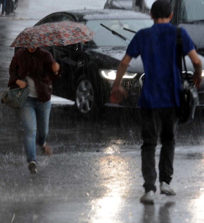 Yağmur hayatı felç etti 11