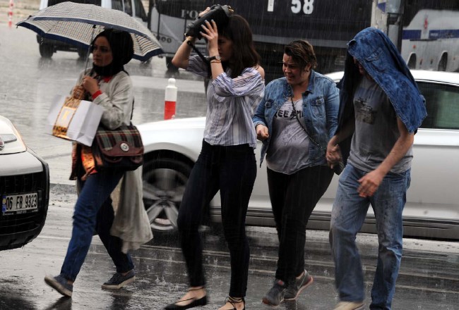 Yağmur hayatı felç etti 7