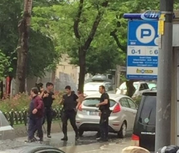 Vezneciler'de polis aracına saldırı 30