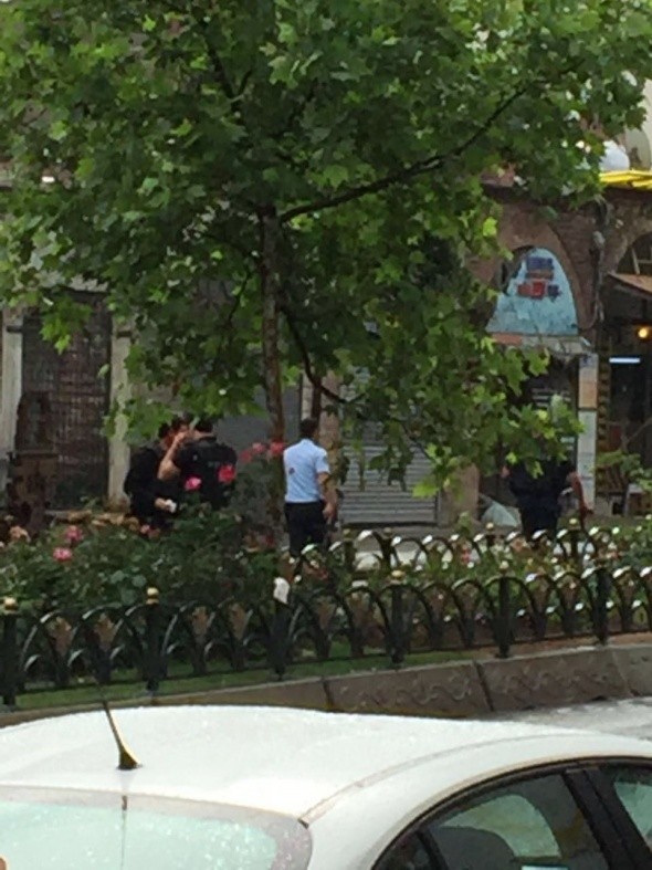 Vezneciler'de polis aracına saldırı 24