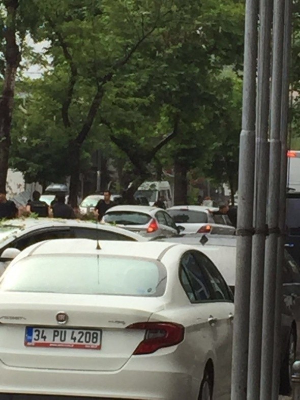 Vezneciler'de polis aracına saldırı 26