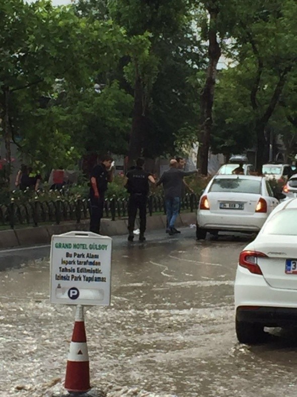 Vezneciler'de polis aracına saldırı 27