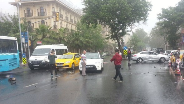 Vezneciler'de polis aracına saldırı 31