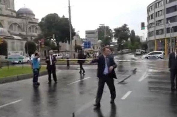 Vezneciler'de polis aracına saldırı 23