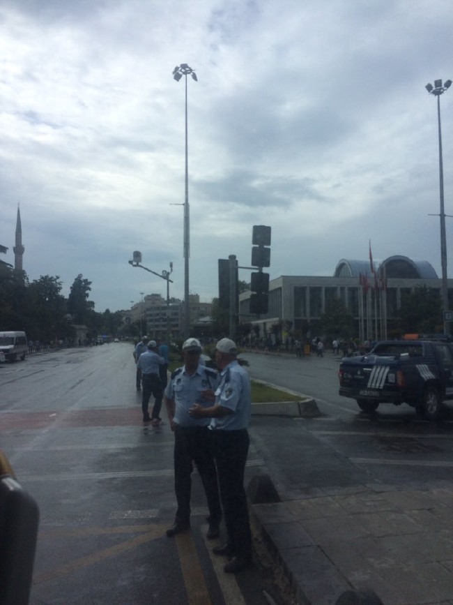 Vezneciler'de polis aracına saldırı 6