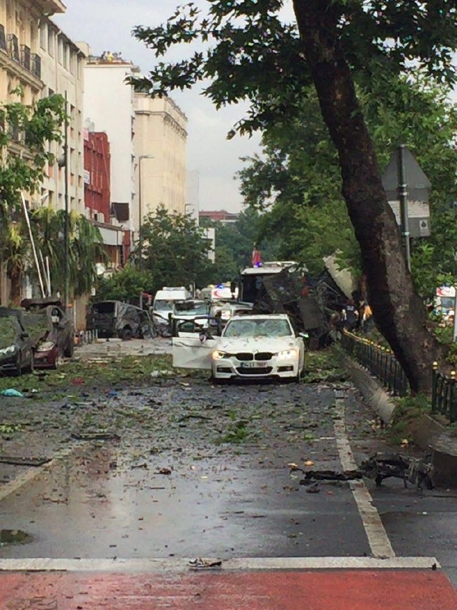Vezneciler'de polis aracına saldırı 1