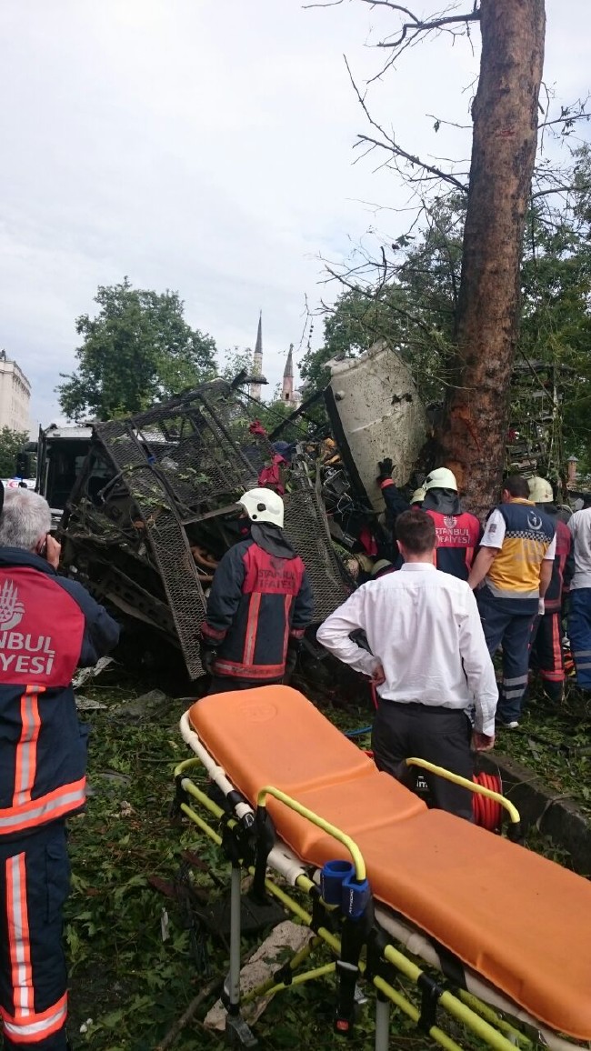 Vezneciler'de polis aracına saldırı 2